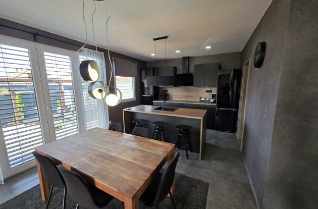 Eladó ház modern elegancia és kétgenerációs lehetőség Kecskemét kedvelt kertvárosában