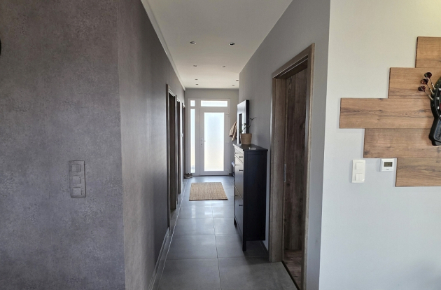 Eladó ház modern elegancia és kétgenerációs lehetőség Kecskemét kedvelt kertvárosában