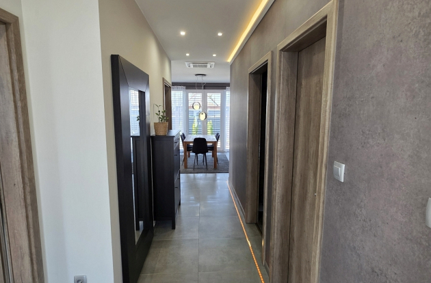 Eladó ház modern elegancia és kétgenerációs lehetőség Kecskemét kedvelt kertvárosában