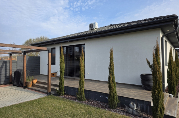 Eladó ház modern elegancia és kétgenerációs lehetőség Kecskemét kedvelt kertvárosában