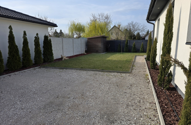 Eladó ház modern elegancia és kétgenerációs lehetőség Kecskemét kedvelt kertvárosában