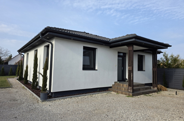 Eladó ház modern elegancia és kétgenerációs lehetőség Kecskemét kedvelt kertvárosában